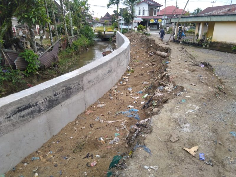 Foto, Proyek pembangunan tembok penahan Desa Kemantan Jaya