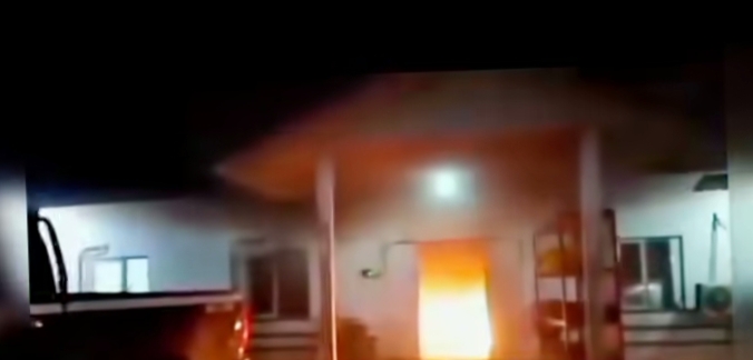 Foto, kantor perusahaan tambang nikel Morotai di bakar warga