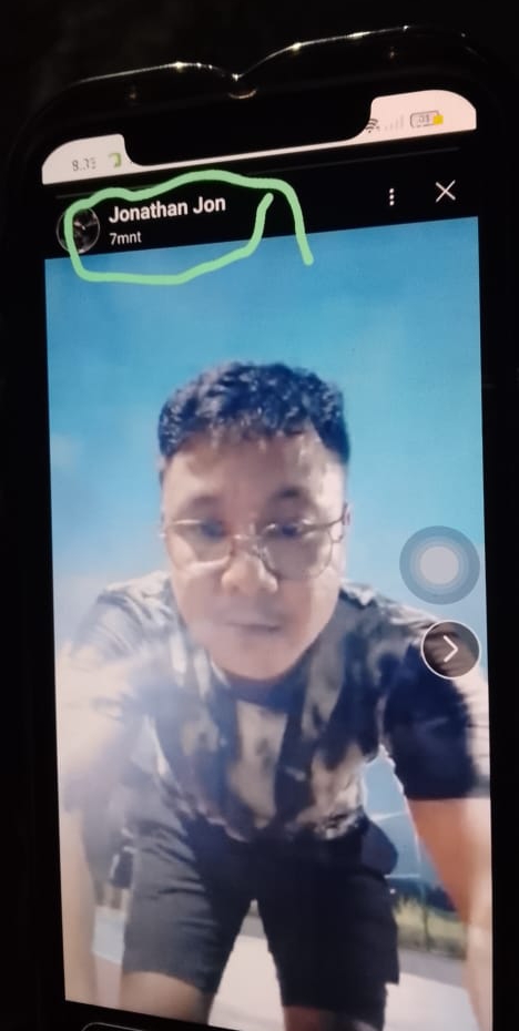 Foto, Unggahan Live Dari akun Jhonatan Jon yang memperlihatkan wajah Sekertaris Desa Toin