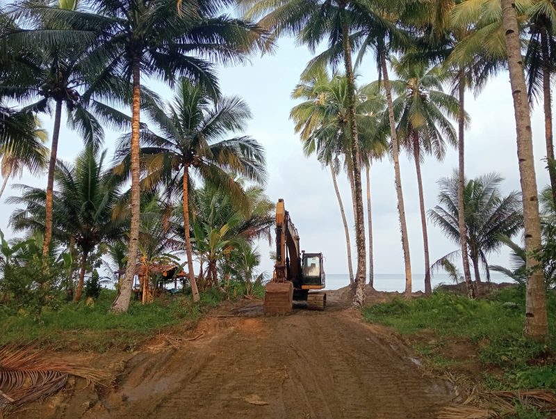 Foto, aktivitas pengambilan matrial pasir di pantai vida