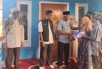 Foto, Riano Daniel dan Suraya Hongi, warga RT 11 Kelurahan Sasa, saat menerima kunci rumah layak huni dari Yayasan Nasab