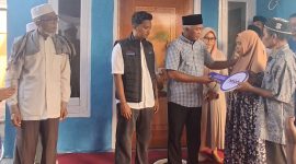 Foto, Riano Daniel dan Suraya Hongi, warga RT 11 Kelurahan Sasa, saat menerima kunci rumah layak huni dari Yayasan Nasab
