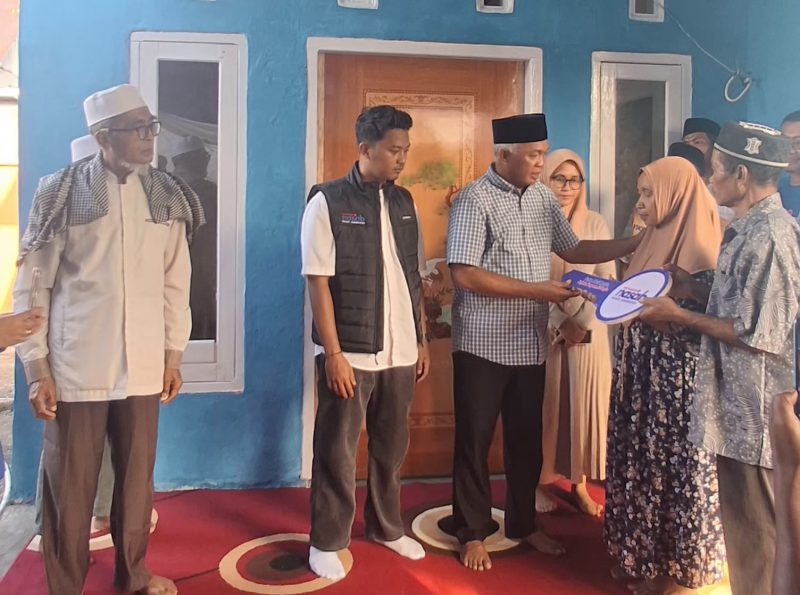 Foto, Riano Daniel dan Suraya Hongi, warga RT 11 Kelurahan Sasa, saat menerima kunci rumah layak huni dari Yayasan Nasab