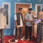 Foto, Riano Daniel dan Suraya Hongi, warga RT 11 Kelurahan Sasa, saat menerima kunci rumah layak huni dari Yayasan Nasab