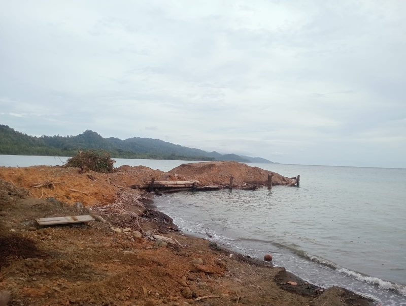 Foto, Pembangunan jety oleh PT Buli Bangun di perairan Pantai Saketa