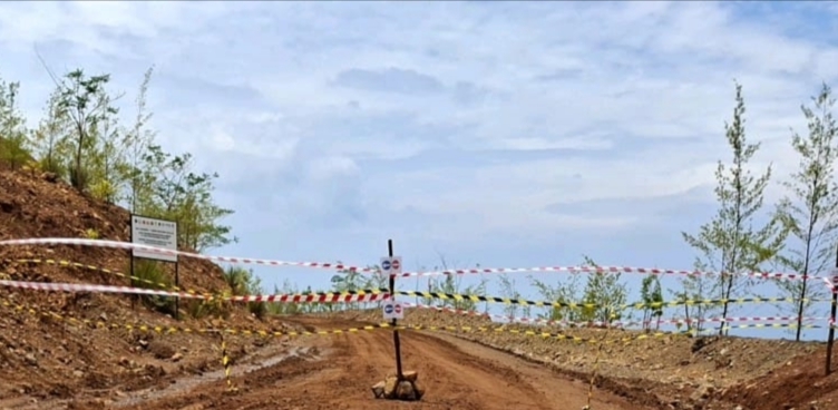 Foto: tanda larangan oleh Satgas PKH