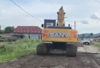 Foto, penimbunan jalan poros sepanjang 200 meter