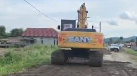 Foto, penimbunan jalan poros sepanjang 200 meter