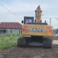 Foto, penimbunan jalan poros sepanjang 200 meter