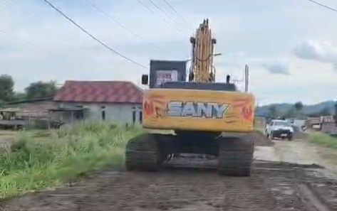 Foto, penimbunan jalan poros sepanjang 200 meter