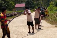 Foto, Warga gotong royong tarik kabel listrik 