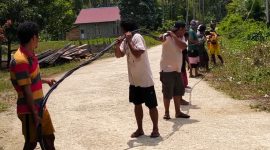 Foto, Warga gotong royong tarik kabel listrik 