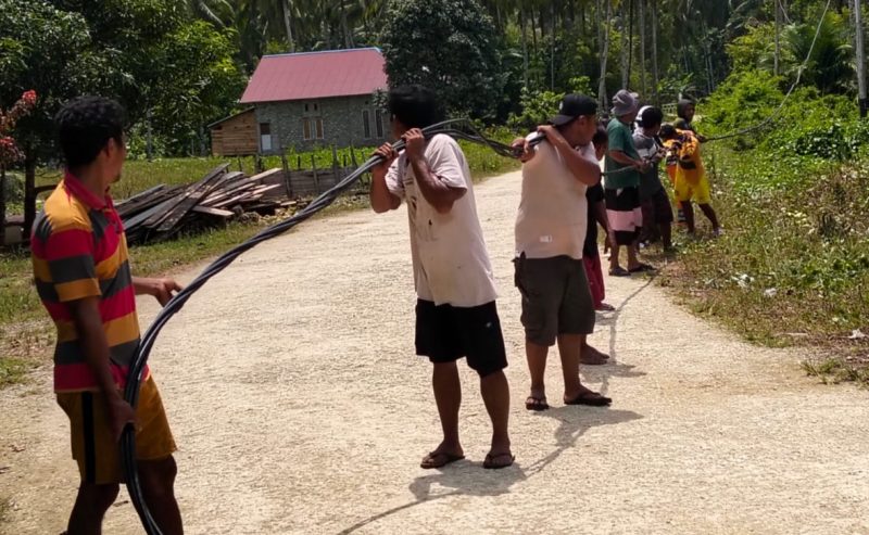 Foto, Warga gotong royong tarik kabel listrik 
