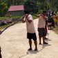 Foto, Warga gotong royong tarik kabel listrik 