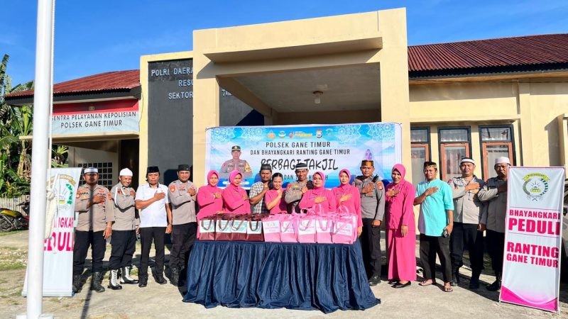Foto: Pembagian Takjil Polsek Gane timur 