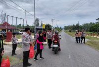 Foto: Personil Polsek Wasile bersama Bhayangkari, tokoh masyarakat, dan tokoh pemuda Desa Batu Raja saat kegiatan pembagian takjil