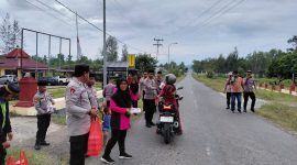 Foto: Personil Polsek Wasile bersama Bhayangkari, tokoh masyarakat, dan tokoh pemuda Desa Batu Raja saat kegiatan pembagian takjil