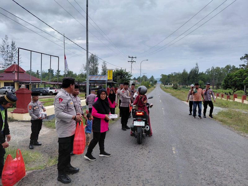 Foto: Personil Polsek Wasile bersama Bhayangkari, tokoh masyarakat, dan tokoh pemuda Desa Batu Raja saat kegiatan pembagian takjil