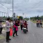 Foto: Personil Polsek Wasile bersama Bhayangkari, tokoh masyarakat, dan tokoh pemuda Desa Batu Raja saat kegiatan pembagian takjil
