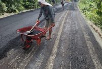 Foto: Proyek Pengaspalan jalan weda