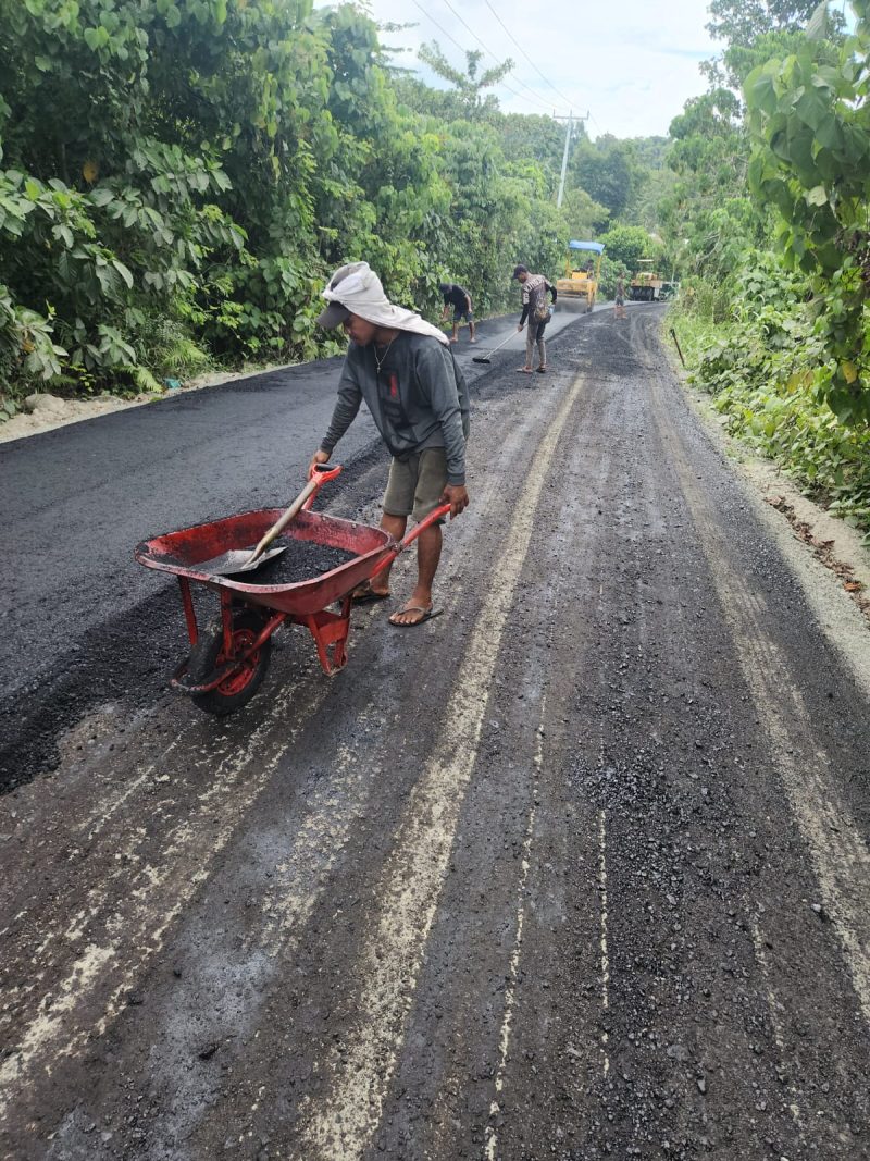 Foto: Proyek Pengaspalan jalan weda