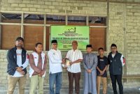 Foto: Pengurus Partai Solidaritas Indonesiai Berikan Al-Qur’anra ke pondok pesantren Tahfidz