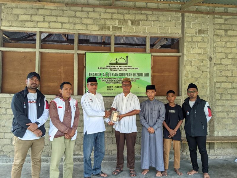 Foto: Pengurus Partai Solidaritas Indonesiai Berikan Al-Qur’anra ke pondok pesantren Tahfidz