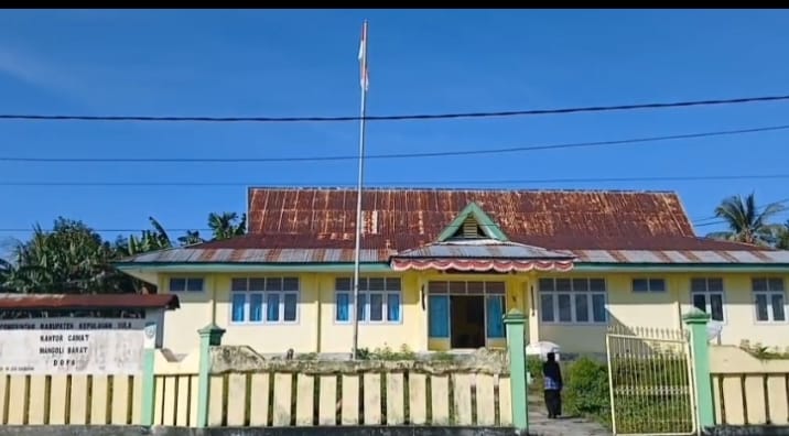 Foto: Kantor Camat Mangoli Barat 