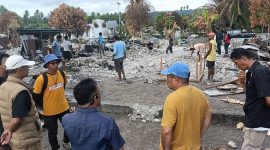 Foto: Sekda Halteng Bahri Sudirman tinjuan langsung pembangunan rumah warga sibenpopo 