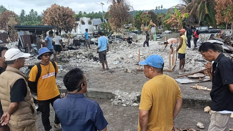 Foto: Sekda Halteng Bahri Sudirman tinjuan langsung pembangunan rumah warga sibenpopo 