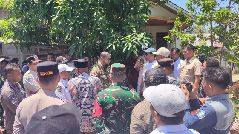 Warga Desa Maffa Saat Dialog Dengan Bupati Halmahera Selatan, Bassam Kasuba