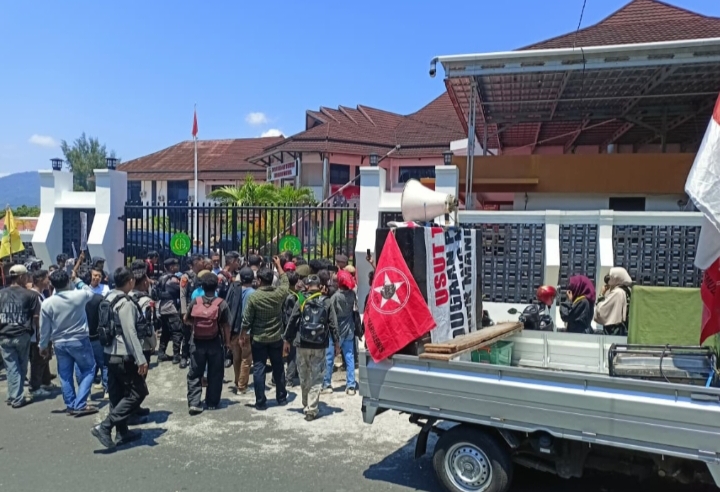 DPD GPM Malut Saat UNRAS di Depan Kantor Kejaksaan Tinggi