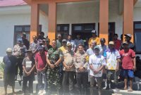 Foto Bersama Usai Pertemuan Antar Pemerintah Desa dan Warga Desa Maffa, 