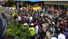 Foto: Aksi Demonstrasi masyarakat dan pemuda Desa Bobo 