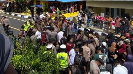 Foto: Aksi Demonstrasi masyarakat dan pemuda Desa Bobo 