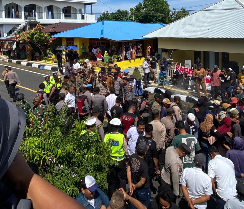 Foto: Aksi Demonstrasi masyarakat dan pemuda Desa Bobo 