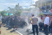 Foto: Aksi Demonstrasi masyarakat dan pemuda Desa Bobo
