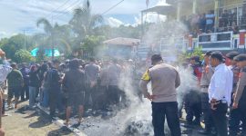 Foto: Aksi Demonstrasi masyarakat dan pemuda Desa Bobo