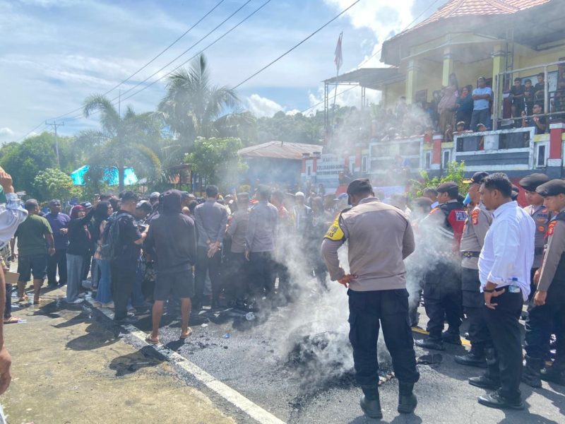 Foto: Aksi Demonstrasi masyarakat dan pemuda Desa Bobo