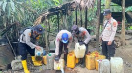Foto: Polsek Gane Barat Musnakan Miras di Desa Doro 