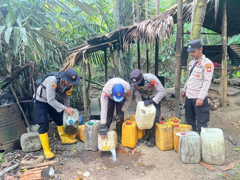 Foto: Polsek Gane Barat Musnakan Miras di Desa Doro 