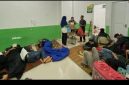 Foto: tersebut menampilkan situasi di dalam fasilitas medis, kemungkinan Puskesmas Sagea di Halmahera Tengah, di mana puluhan karyawan perusahaan tambang dirawat karena dugaan keracunan makanan 