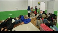 Foto: tersebut menampilkan situasi di dalam fasilitas medis, kemungkinan Puskesmas Sagea di Halmahera Tengah, di mana puluhan karyawan perusahaan tambang dirawat karena dugaan keracunan makanan 