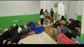 Foto: tersebut menampilkan situasi di dalam fasilitas medis, kemungkinan Puskesmas Sagea di Halmahera Tengah, di mana puluhan karyawan perusahaan tambang dirawat karena dugaan keracunan makanan 