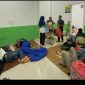 Foto: tersebut menampilkan situasi di dalam fasilitas medis, kemungkinan Puskesmas Sagea di Halmahera Tengah, di mana puluhan karyawan perusahaan tambang dirawat karena dugaan keracunan makanan 