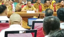 Foto: Wakil Bupati Halmahera Tengah Ahlan Djumadil mengikuti rapat dengar pendapat (hearing) strategis terkait penanganan dan pembahasan masalah distribusi BBM di Kantor Gubernur Provinsi Maluku Utara 