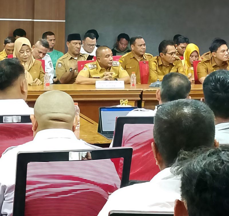 Foto: Wakil Bupati Halmahera Tengah Ahlan Djumadil mengikuti rapat dengar pendapat (hearing) strategis terkait penanganan dan pembahasan masalah distribusi BBM di Kantor Gubernur Provinsi Maluku Utara 