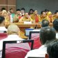 Foto: Wakil Bupati Halmahera Tengah Ahlan Djumadil mengikuti rapat dengar pendapat (hearing) strategis terkait penanganan dan pembahasan masalah distribusi BBM di Kantor Gubernur Provinsi Maluku Utara 