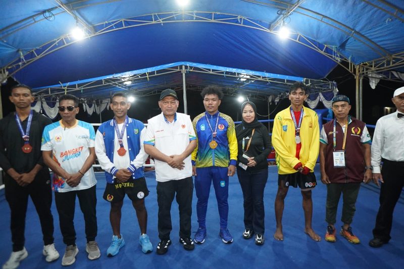 Foto: Ketua KONI Malut, Sarbin Sehe,didampingi oleh Ketua Panitia Besar Porprov V Maluku Utara, Makmur Gamgulu,