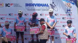 Foto: Ketua KONI Maluku Utara,Sarbin Sehe dan para pembalap sepeda 